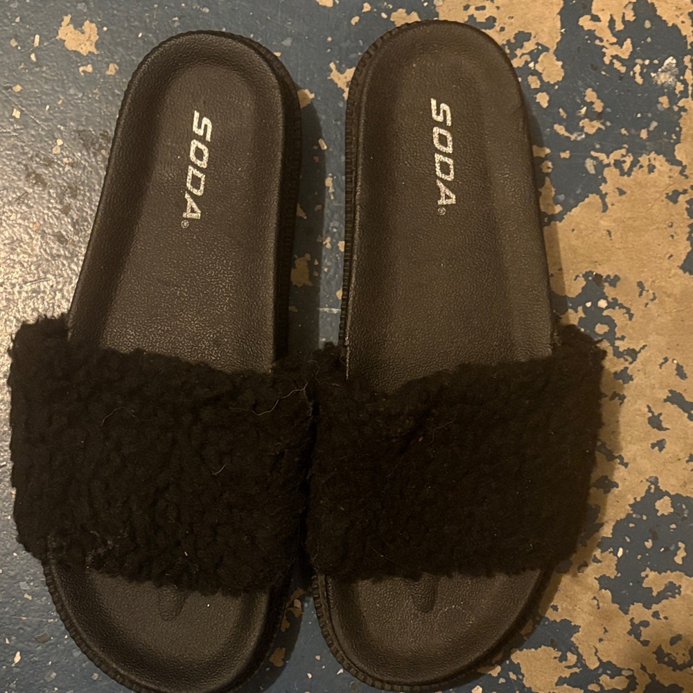 Soda Black Fuzzy Slides